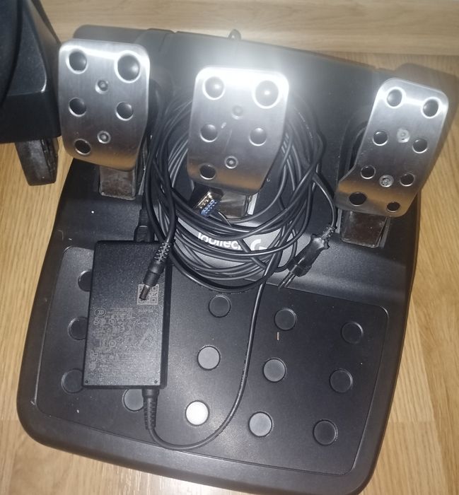 Volante Logitech G29 Driving Force + Pedais + Alavanca de Câmbio (Shifter) PS5/PS4/PC