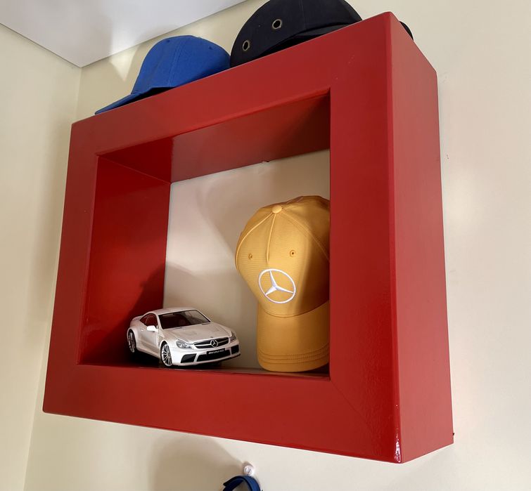 Estante em cubo vermelha