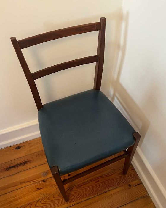 Duas cadeiras vintage Mid-Century de madeira e pele azul
