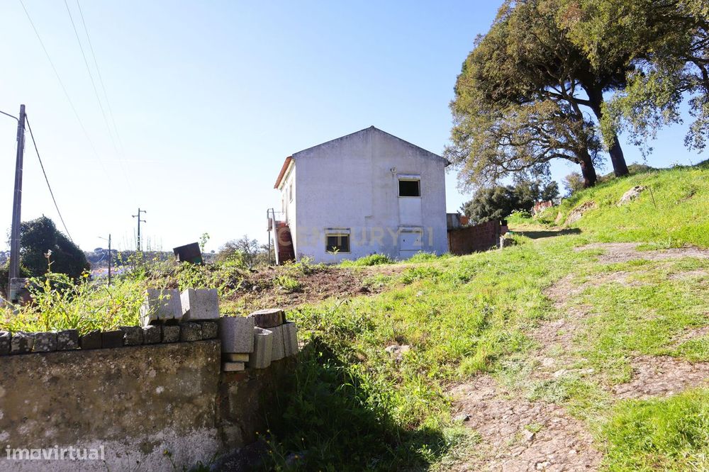 Moradia para renovar em Santo Estevão das Galés inserida num terreno d