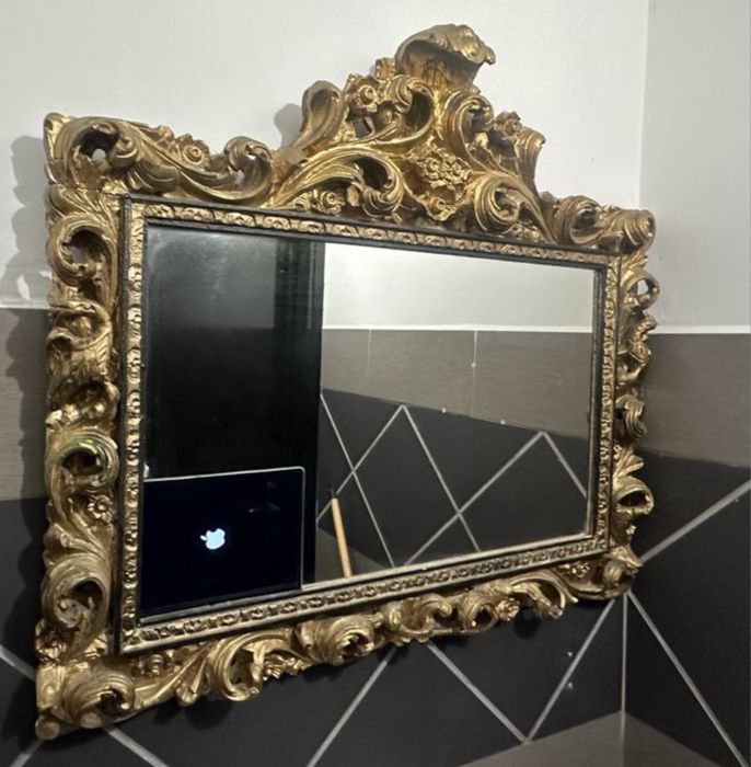 ipad Apple para ver filmes youtube inserido em espelho dourado