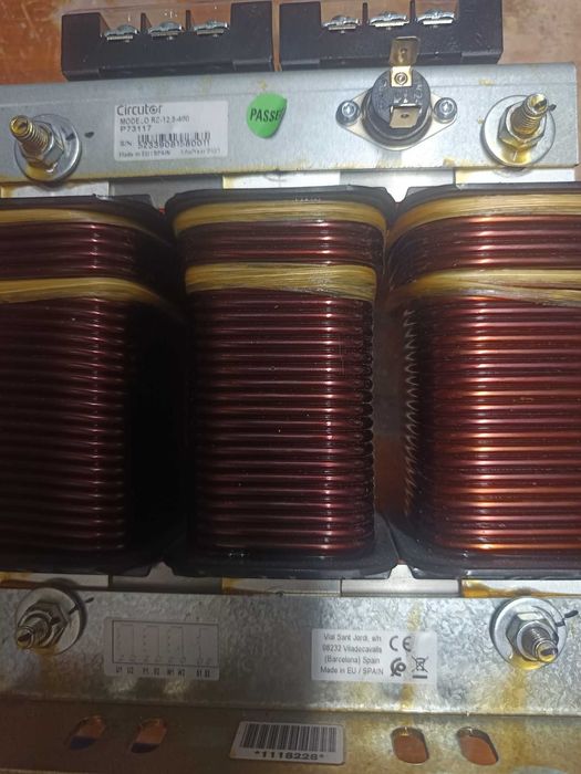 Reatância de linha trifássica