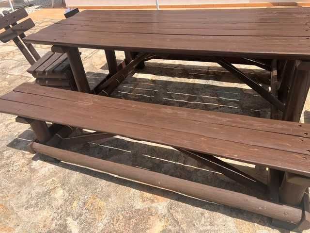 Mesa de Jardim em Madeira maciça com bancos laterais integrados e mais dois bancos individuais