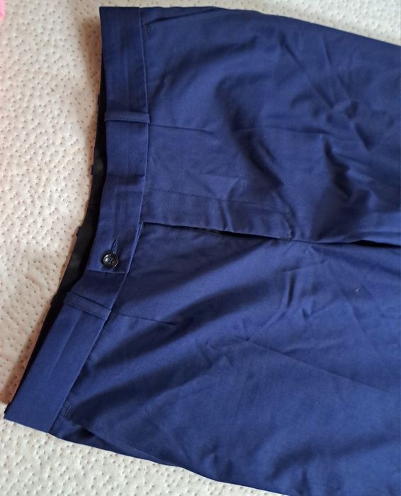 Męskie garniturowe spodnie navy – polska jakość, światowy styl!