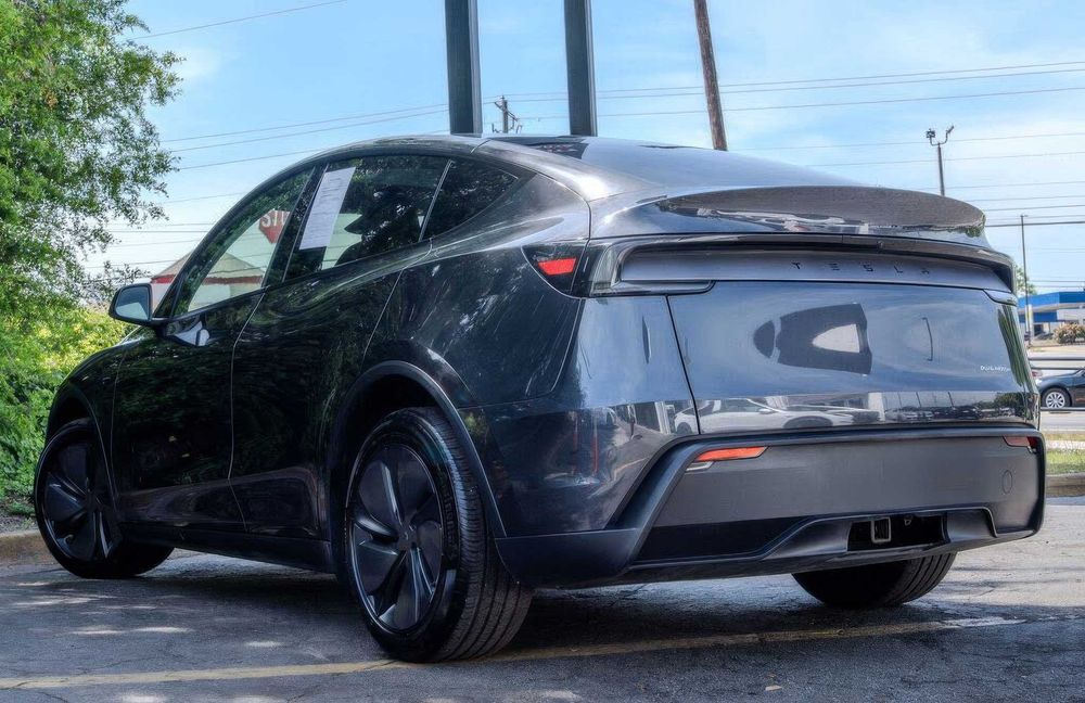 Tesla Model Y Long Range      2026