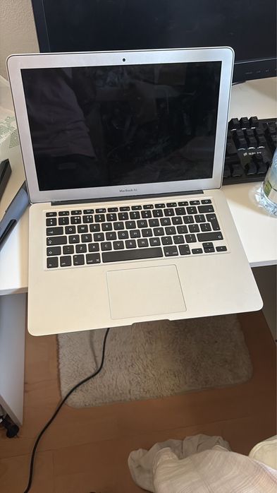 Macbook  air A1466453713641089935361