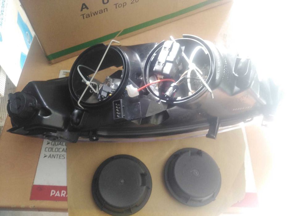 Farol Direito Peugeot 307 de 2001 Novo