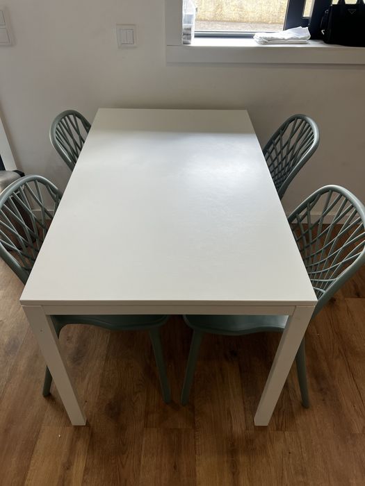 Mesa com 4 cadeiras