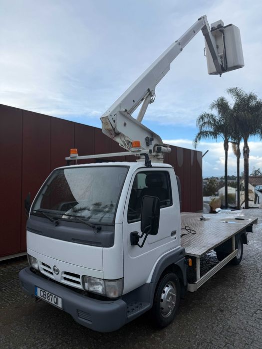 Nissan Cabstar plataforma elevatória 10mt