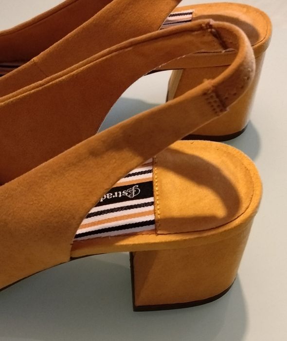 Sapatos de Senhora " Estradivarius"