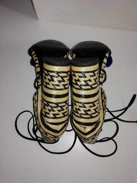 SCHUTZ zjawiskowe pompony zebra slupek 38
