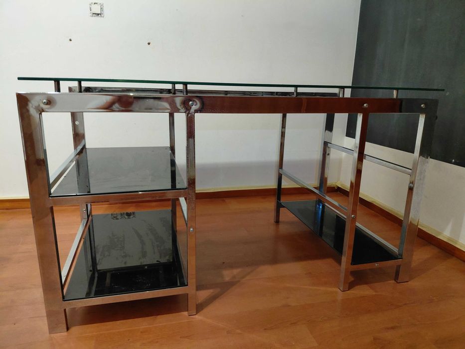 Secretária com tampo de vidro e estrutura metálica