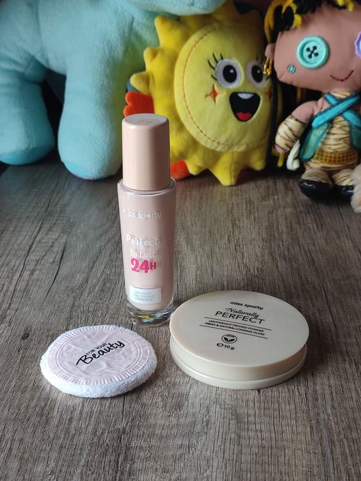 Zestaw kosmetyków trwały podkład Miss Sporty Perfect To Last 24H prasowany puder naturally perfect