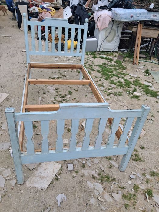 Cama de solteiro em madeira