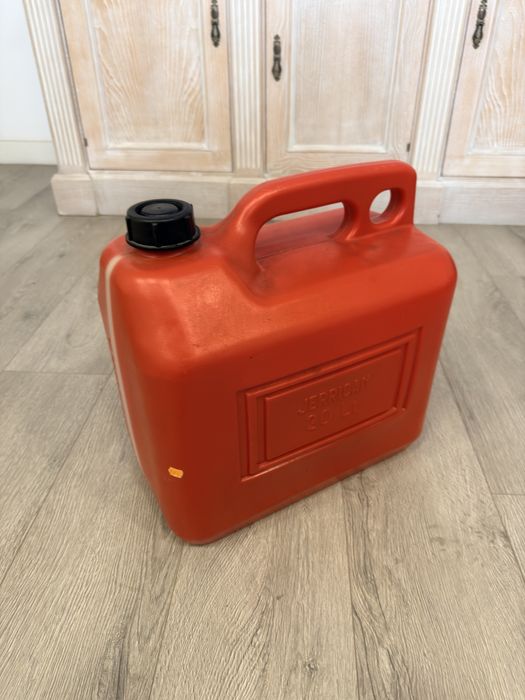 3 galões de gasolina (20 e 10L)