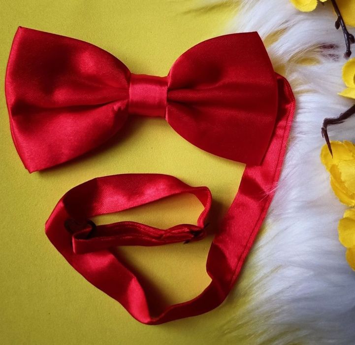 Czerwona muszka męska