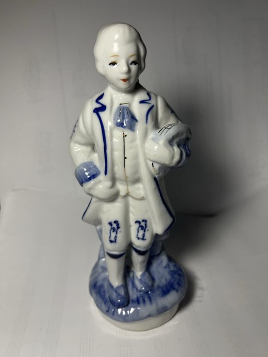 Фарфорова статуэтка  кавалера вінтаж