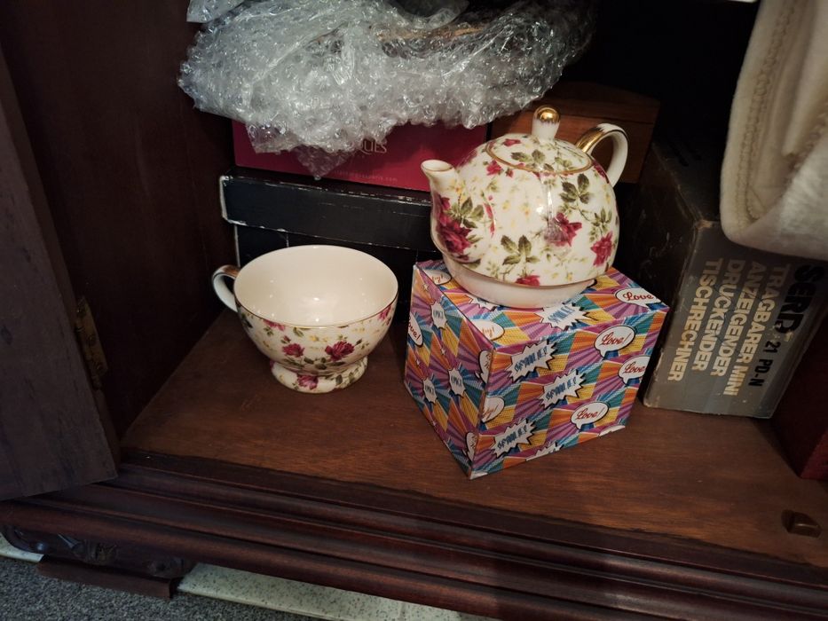 Bule e taça chá ou café ou leite nova