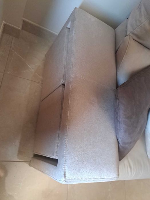 Sofa com dois puffs e arrumação