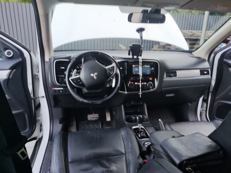 Терміново Mitsubishi Outlander 2013