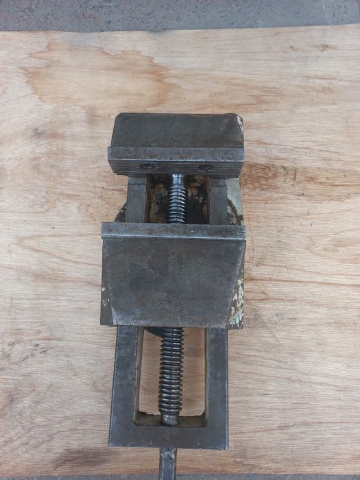 Тіски  станочні .