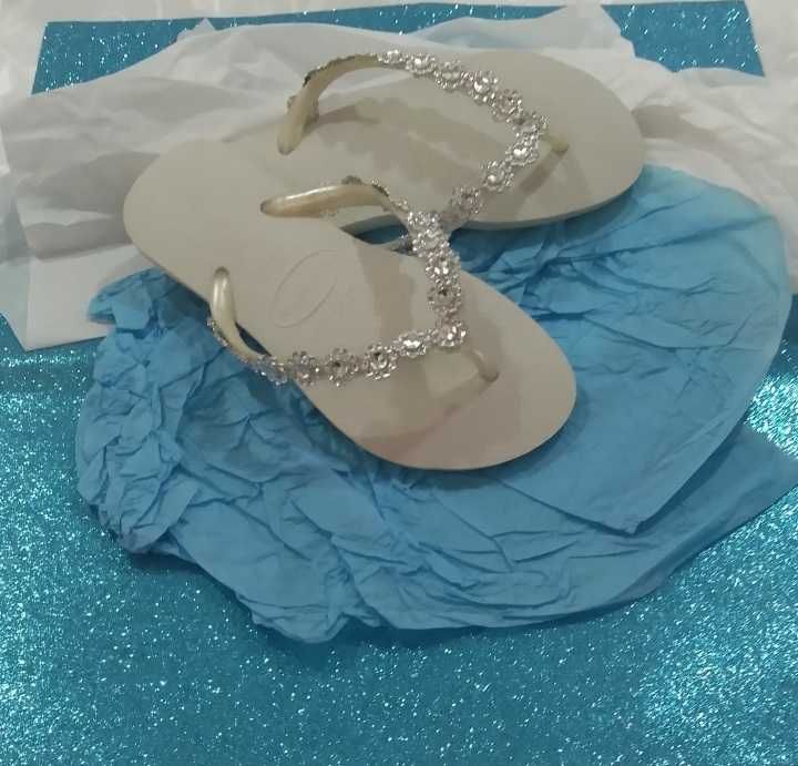 Chinelo havaiana decorado artesanal.