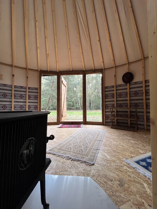 Jurta średnicy 6 metrów, izolowana.