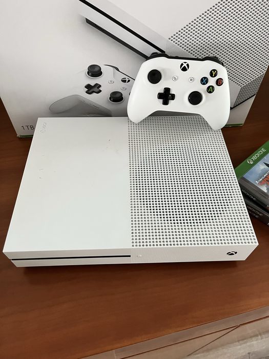 Xbox One 1 TB com comando e 3 jogos