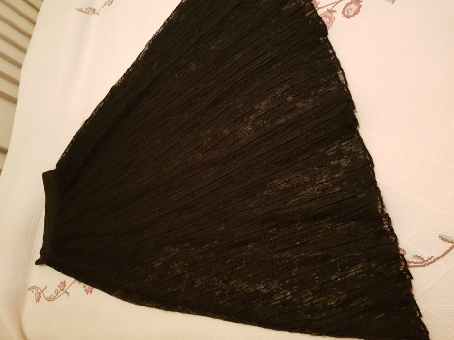 Saia em renda comprida de alta costura,com forro até acima do joelho