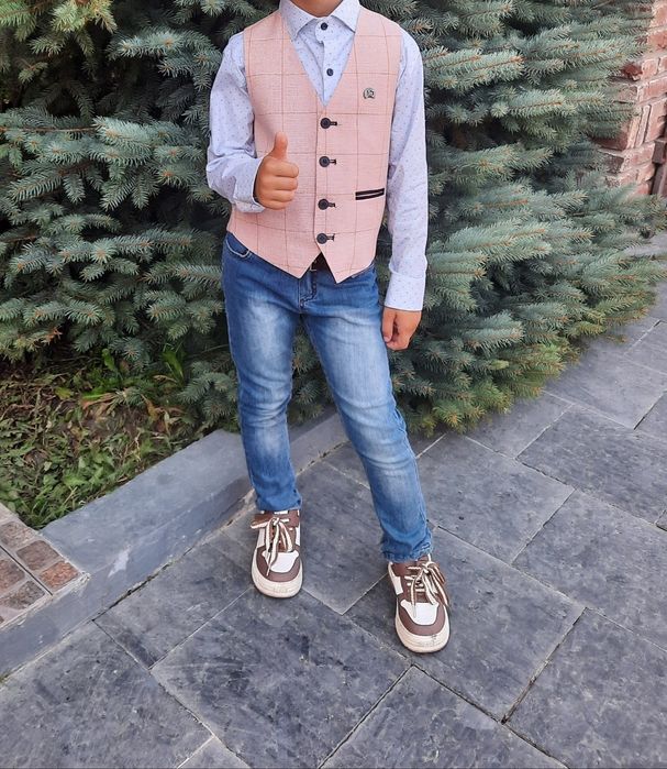 Жилетка в клітинку на хлопчика