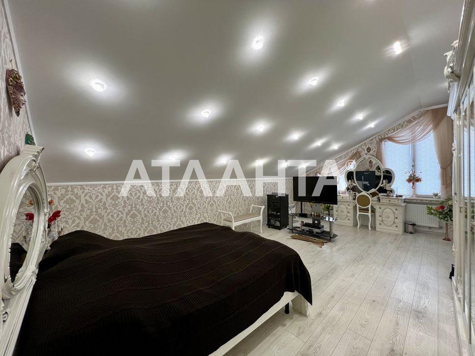 Дом с бассейном в Даче Ковалевского.