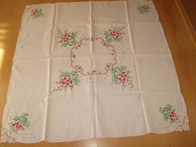 Toalha bordada [82 x 82 cm]