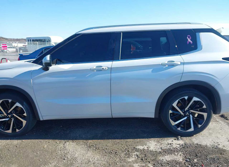 Mitsubishi Outlander SEL      2023