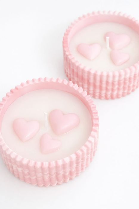 Velas artesanais e perfumadas em bases de cerâmica em gesso