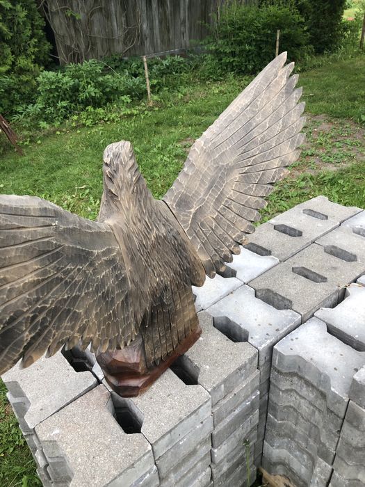 Rzeźba orła z drewna