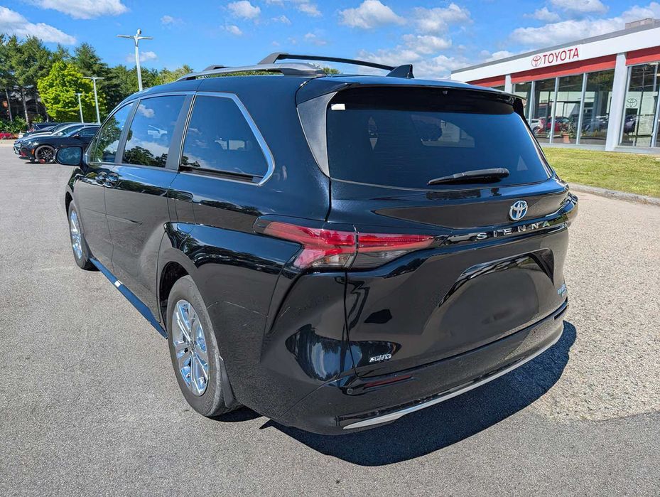 Toyota Sienna Platinum 7-Passenger      2023