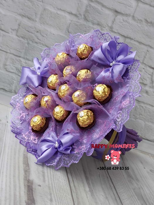 Фиолетовый букет из конфет Ferrero Rocher з цукерками