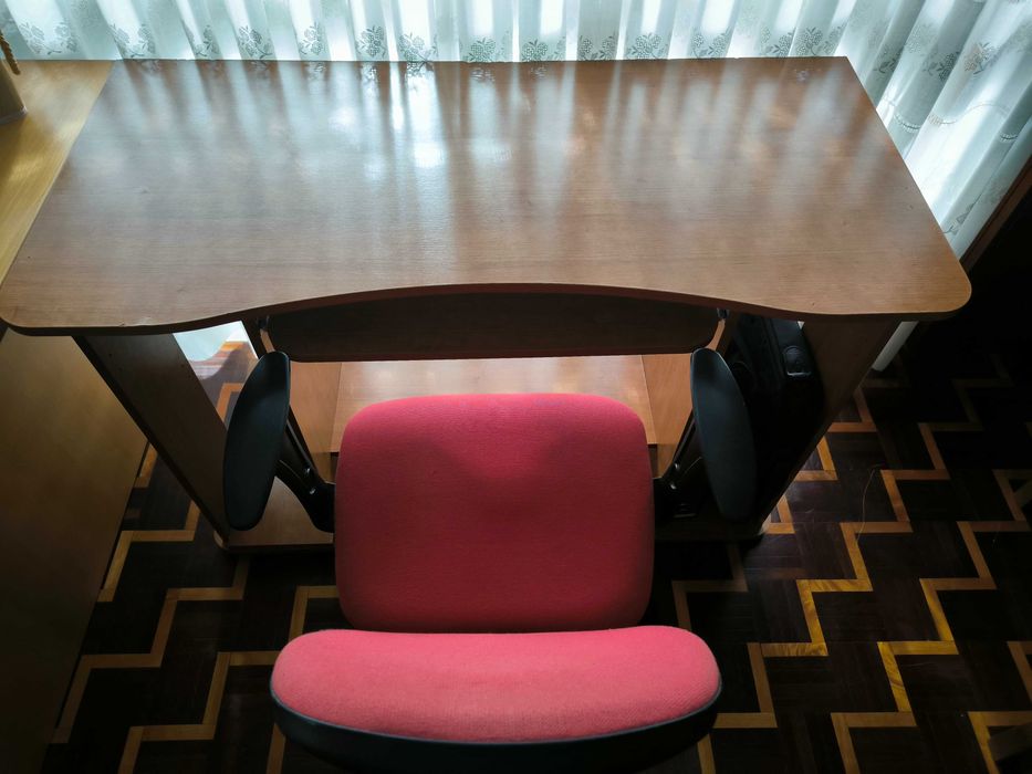 Secretária  cadeira de escritório e estante.