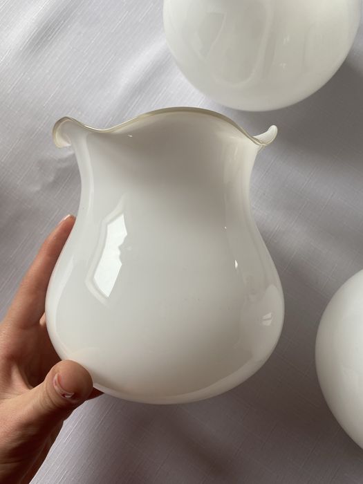 Białe klosze do lampy