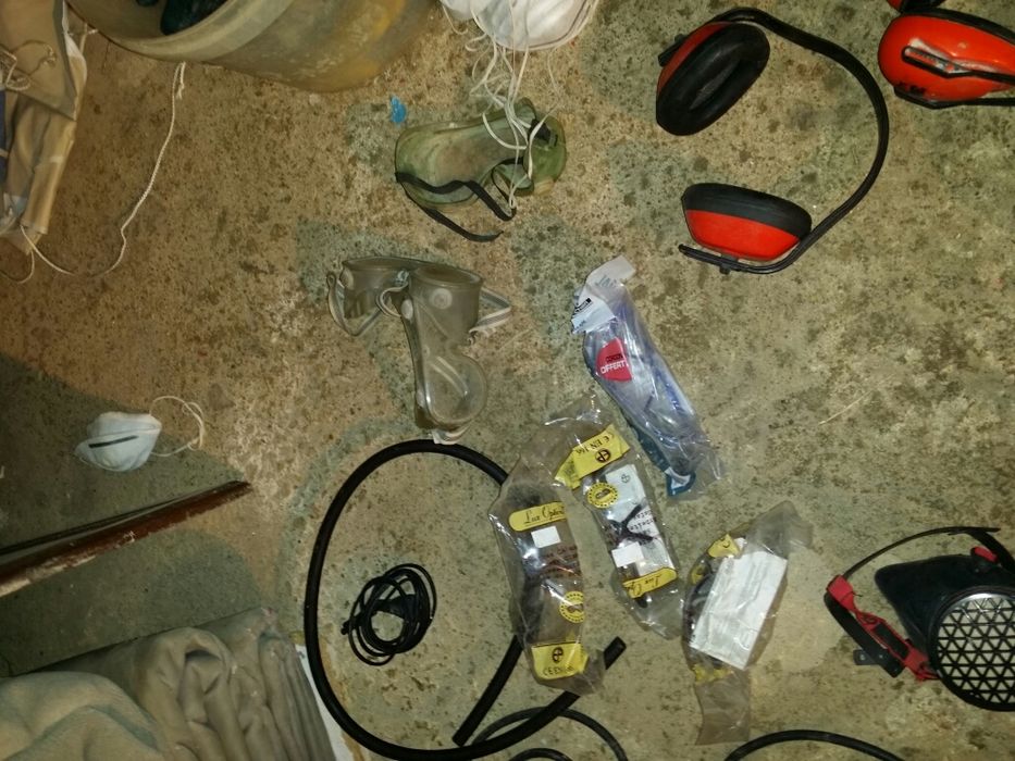 Máscaras, óculos, luvas, protecções para ouvidos etc
