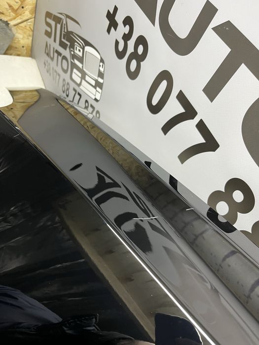 Ліве крило Tesla Model 3