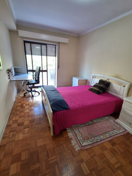 Tem sala de jantar, televisão, cozinha e casa de banho partilhada com água quente. Todas as despesas estão incluídas na renda.
