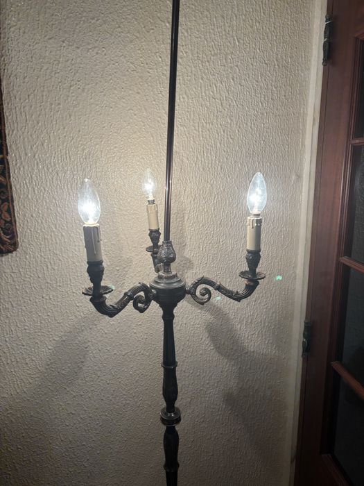 Candeeiro clássico de pé alto