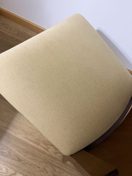 Cadeiras madeira e estufadas