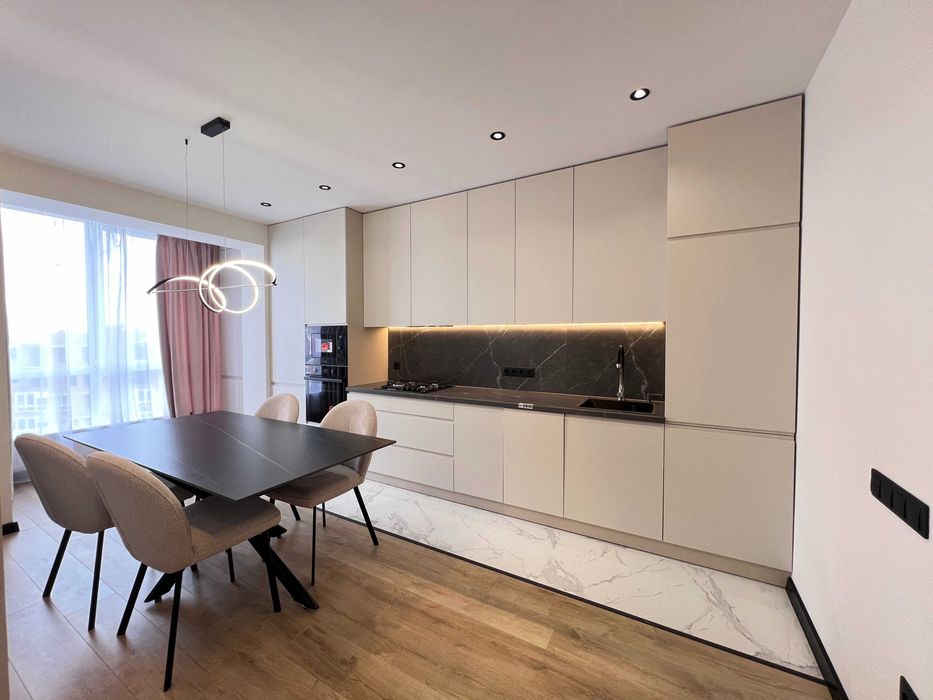 ТОПОВА євроТРІЙКА в районі центру повністю укомплектована