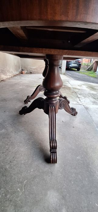 Móvel de sala com mesa extensível e 6 cadeiras de palhinha