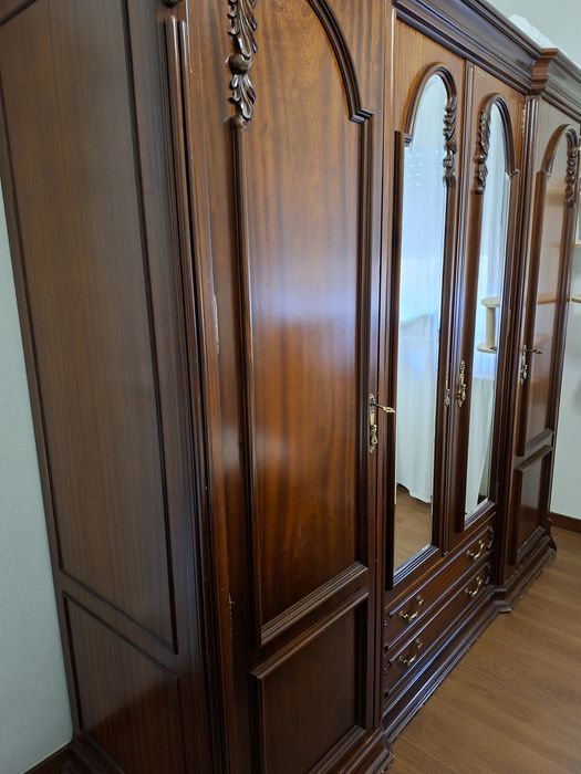 Quarto de casal, madeira nobre.