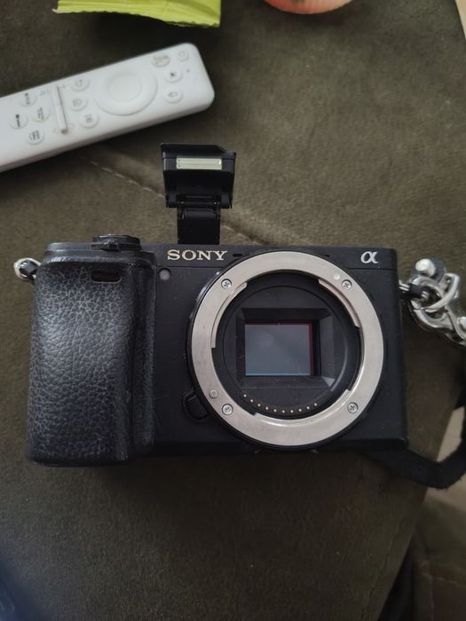 Sony Alpha α6400. Corpo Fncional mas com problemas no ecrã e flash