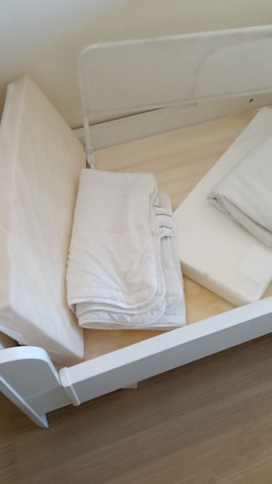 Cama IKEA Busunge, com colchão estrado e proteção