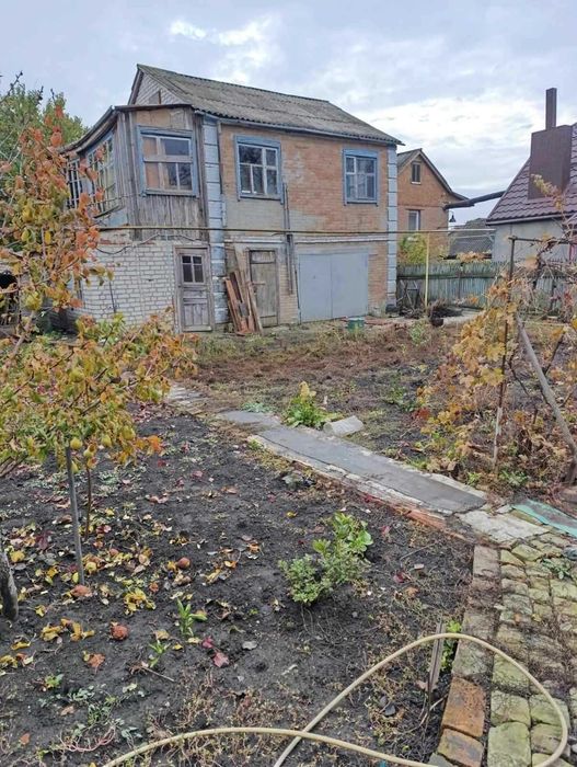 Продам земельну ділянку 11 соток та частину будинку по вул . Барболіна